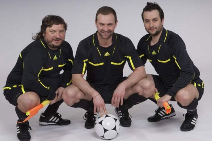 Ilustračný obrázok k článku Predstavenie s hviezdnym obsadením: Trojica Maštalír, Kobielsky a Bystriansky v úlohe futbalových rozhodcov