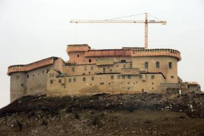 Ilustračný obrázok k článku Na hrade nestihli dokončiť strechu a už jej časť zničil vietor