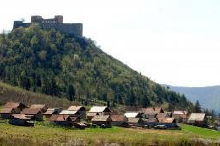 Ilustračný obrázok k článku Hádky, médiá, Kotleba: Ako sa žije v Krásnohorskom Podhradí po ohnivej skaze?