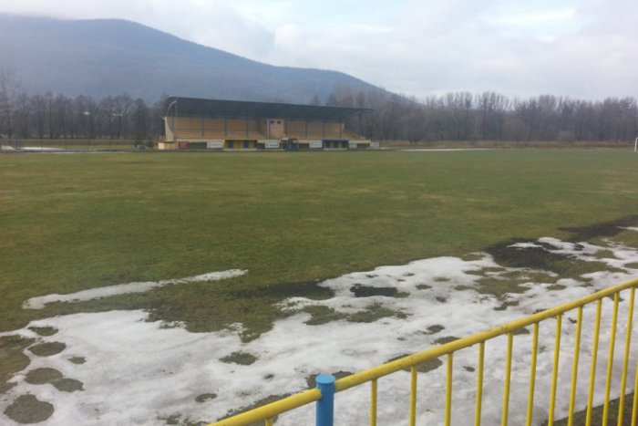 Ilustračný obrázok k článku Otáznik nad futbalom v Rožňave: Futbalisti svoj prvý domáci zápas zrejme neodohrajú