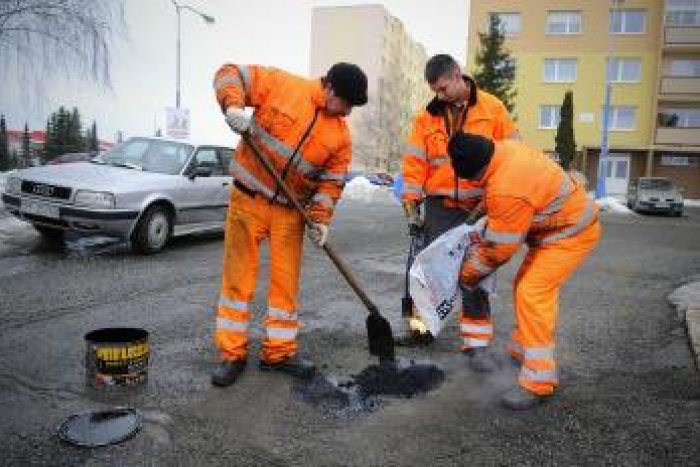 Ilustračný obrázok k článku Vodiči, táto správa vás poteší: Mesto začne opravovať výtlky