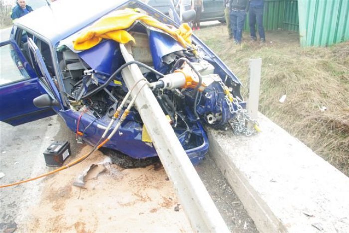 Ilustračný obrázok k článku Smrteľná nehoda pri Orešanoch: Auto sa priam napichlo na zvodidlá