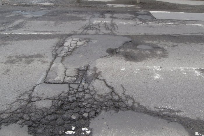Ilustračný obrázok k článku Boj s rozbitými cestami v kraji: Na opravy výtlkov pôjde ďalších 1,5 milióna eur