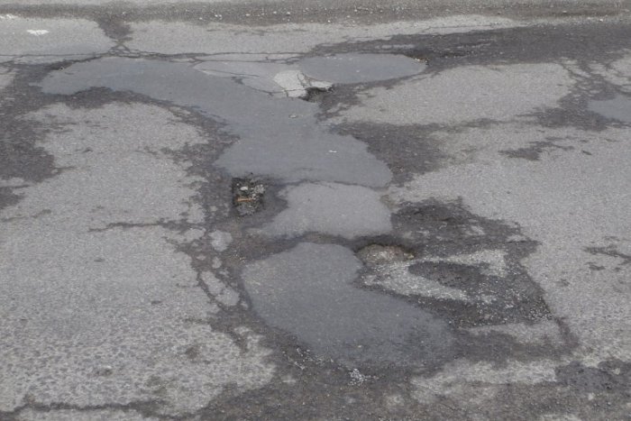 Ilustračný obrázok k článku Boj s rozbitými cestami v kraji: Na opravy výtlkov pôjde ďalších 1,5 milóna €
