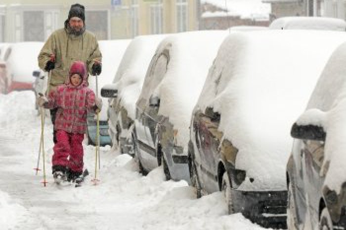 Ilustračný obrázok k článku Banskobystrickí chodci sú nahnevaní, sneh odhrnuli len autám
