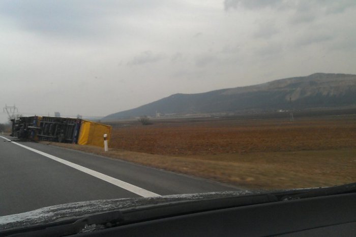 Ilustračný obrázok k článku Divoké počasie na ceste z Rožňavy: Vystrája silný vietor, prevrátil kamión!