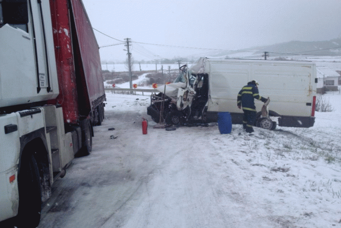 Ilustračný obrázok k článku Tragická zrážka s nákladiakom: Dodávku odhodilo mimo cesty, vodič (†50) neprežil