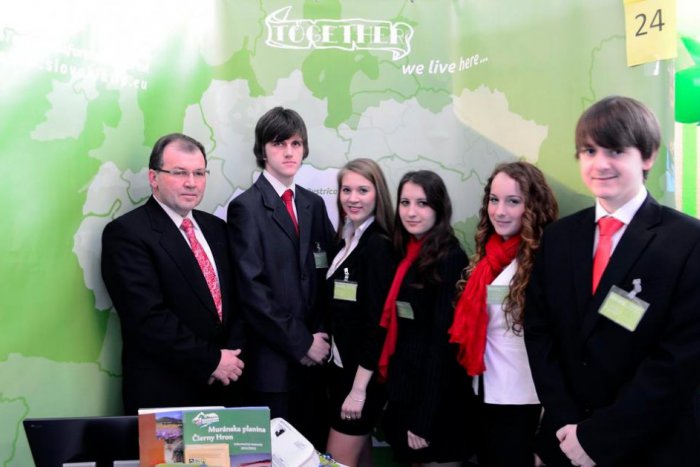 Ilustračný obrázok k článku Tím študentov z Tisovca úspešne prezentoval náš región na veľtrhu. Za odmenu navštívia Google