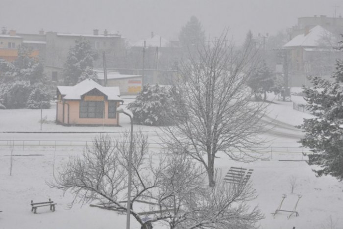 Ilustračný obrázok k článku Silné sneženie v obrazoch: Rožňava sa za pár hodín zmenila na zimnú krajinu