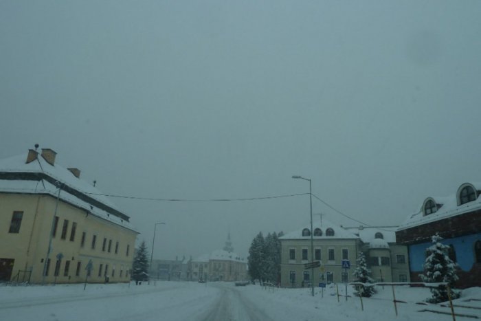 Ilustračný obrázok k článku Silné sneženie v obrazoch: Revúca sa za pár hodín zmenila na zimnú krajinu