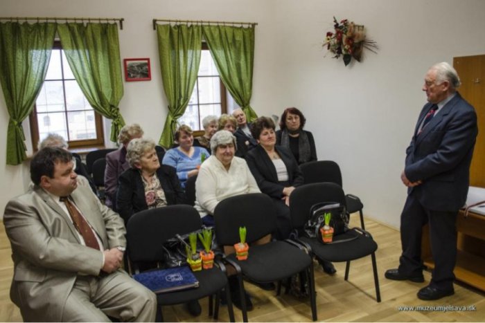 Ilustračný obrázok k článku V Jelšave nezabúdajú na učiteľov - dôchodcov. Primátor ich obdaril jarným kvetom