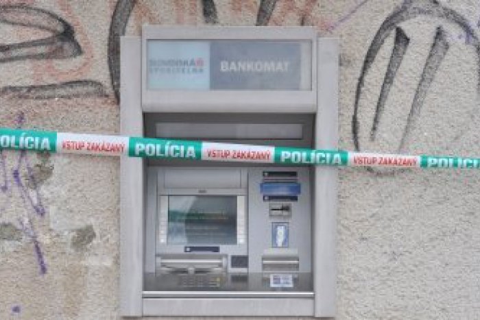 Ilustračný obrázok k článku Trojicu obvinili z vykradnutia 10 bankomatov: Škody až za 1,6 milióna €!