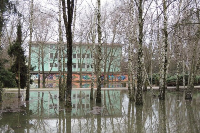 Ilustračný obrázok k článku Voda zatopila pivnice: V parku to vyzerá ako na kúpalisku