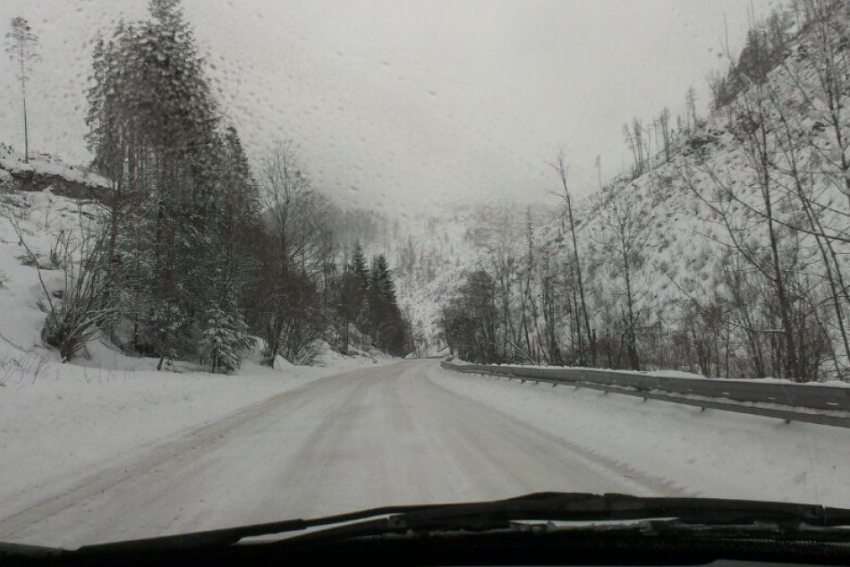 Ilustračný obrázok k článku Kvôli sneženiu a vetru uzavreli pre kamióny horský prechod Vernár!