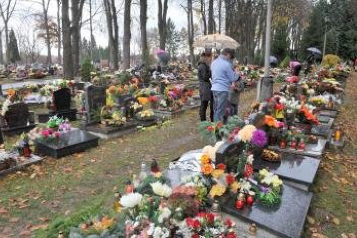 Ilustračný obrázok k článku Nový spôsob boja s dlžníkmi na bystrických cintorínoch: Nálepky na hroboch neplatičov!