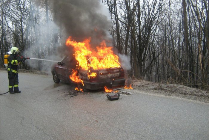 Ilustračný obrázok k článku Majiteľov áut čakal na Košiarnom briežku šok: Svoje autá našli v plameňoch