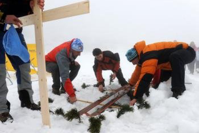 Ilustračný obrázok k článku Odvážlivcov čakajú preteky Krčmár Skap. Potom na Chate pod Soliskom pochovajú lyže