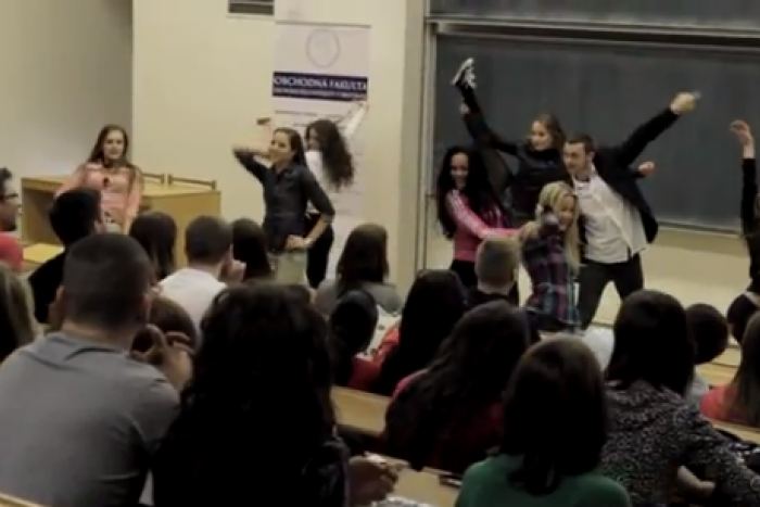 Ilustračný obrázok k článku VIDEO: Šok na univerzite. Študenti prerušili prednášku a začali svojvoľne tancovať!