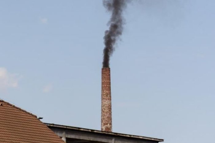 Ilustračný obrázok k článku Z komína v bývalej Slovenke sa valil čierny dym: Čo je za tým?