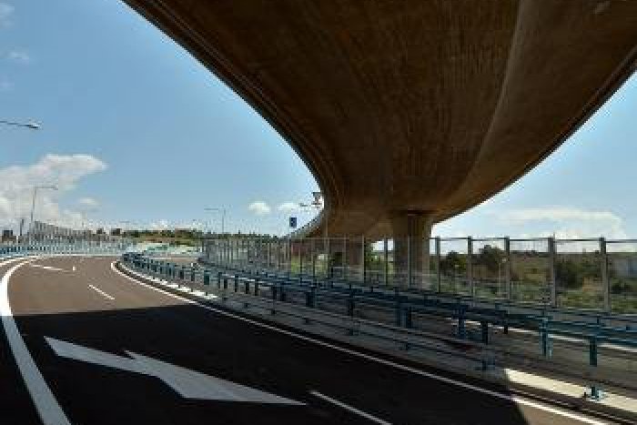 Ilustračný obrázok k článku Uzávierky na ceste R1: Na obchvate Bystrice idú čistiť protihlukové steny