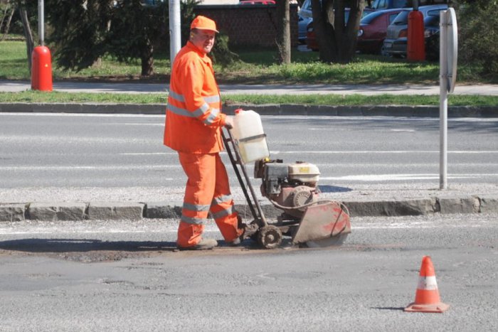 Ilustračný obrázok k článku Boj s výtlkmi v meste: Cestári odstránili jamy na hlavnej križovatke
