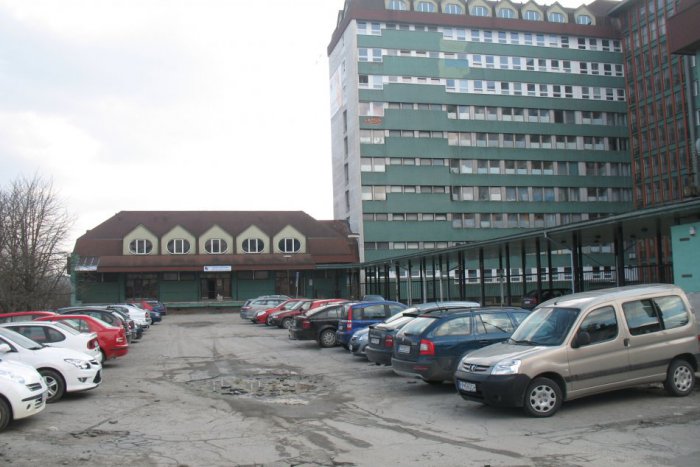 Ilustračný obrázok k článku Parkovisko pred nemocnicou sa dočká rekonštrukcie a rozšírenia. Upraví sa i vjazd do areálu