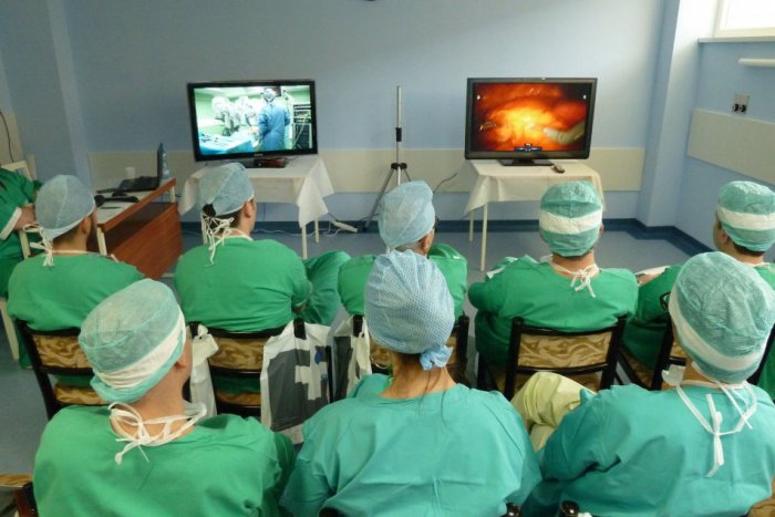 Ilustračný obrázok k článku Špičkoví lekári v Rooseveltke: Operácie vykonali v priamom prenose za pomoci robota