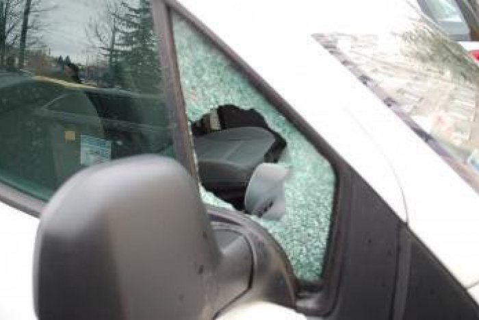 Ilustračný obrázok k článku Krádeže vecí zo zaparkovaných áut nie sú mýtom: Krádežou vznikla škoda 4000 eur!