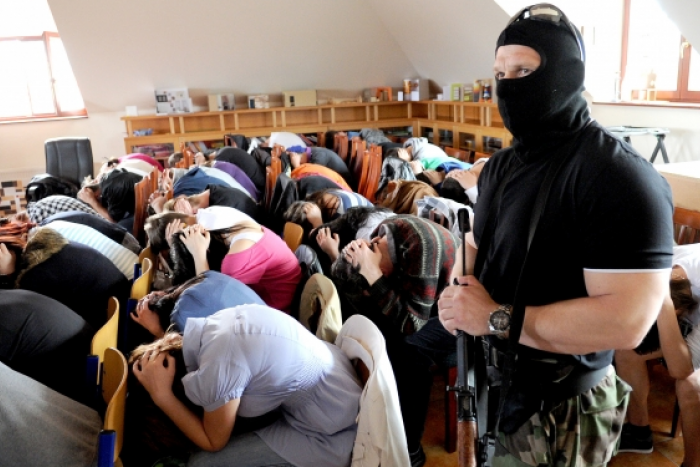 Ilustračný obrázok k článku Obrazom: Fiktívni teroristi obsadili školu v Kolárove