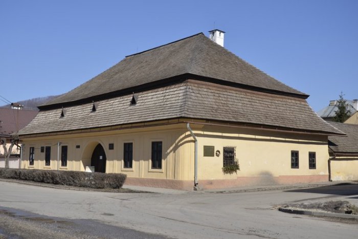 Ilustračný obrázok k článku Veľká obnova za 100 000 €: Historickú budovu gymnázia konečne zrekonštruujú