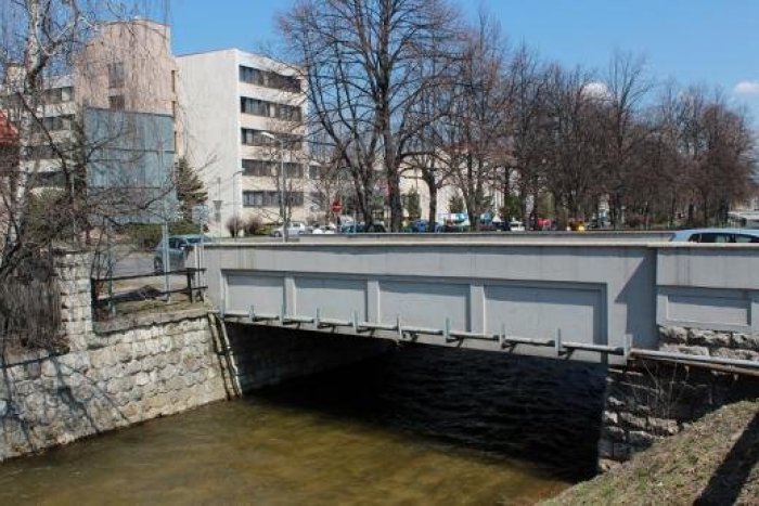 Ilustračný obrázok k článku Dva mosty v meste čaká oprava. Nákladiaky po nich neprejdú