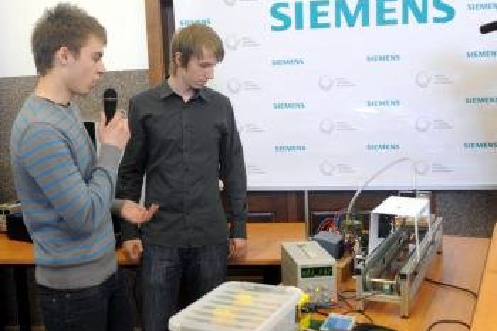 Ilustračný obrázok k článku Prestížna súťaž Siemensu: 10. ročník v Žiline vyhrala automatizovaná linka na paletovanie tovaru