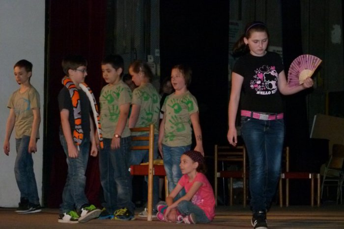 Ilustračný obrázok k článku VIDEO: Zo žiakov herci. Deti zo Zochovej školy sa predviedli na doskách, čo znamenajú svet