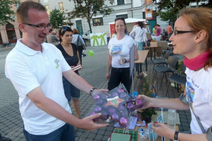 Ilustračný obrázok k článku Bystričania so zdravotným hendikepom: Chodcom v centre mesta budú rozdávať darčeky
