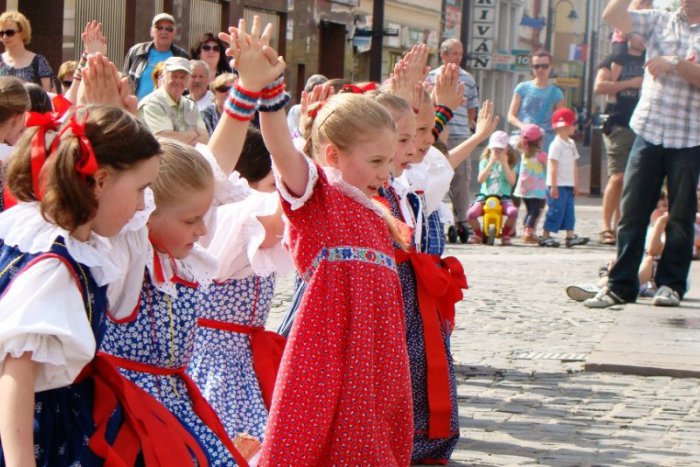 Ilustračný obrázok k článku FOTO: Prvý máj v centre mesta. Mikulášania odomykali fontánu