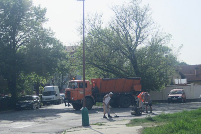 Ilustračný obrázok k článku Šok v uliciach Lučenca: Cestári existujú a pracovali rovno na 1.mája