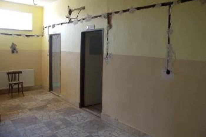 Ilustračný obrázok k článku Vypovedali mu nájom, potom sa vyznamenal: Podnikateľ si pri sťahovaní privlastnil aj podlahu a zábradlie