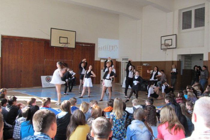 Ilustračný obrázok k článku V Banskej Bystrici sa na školách tancovalo proti drogám: Boli úsmevy aj slzy