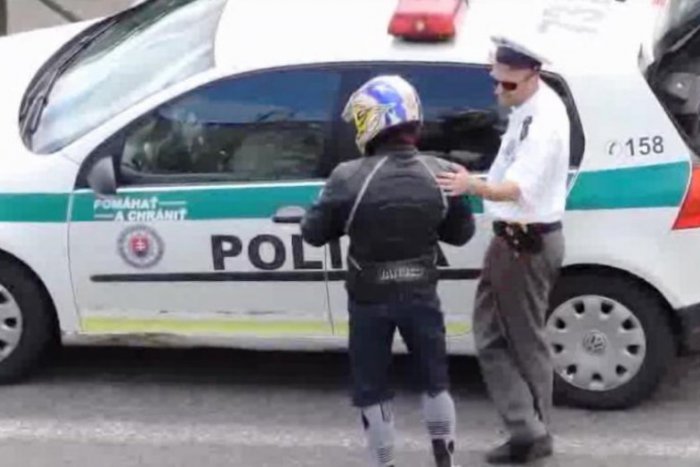 Ilustračný obrázok k článku Domáce video odhalilo ako pracuje polícia: Za rýchlu jazdu len potľapkanie po pleci