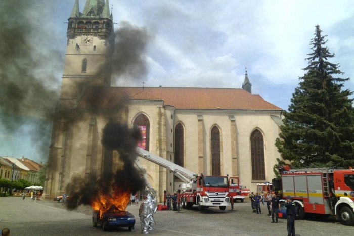 Ilustračný obrázok k článku FOTO: Neobvyklý výjav v Prešove. Po kostole sa šplhali hasiči