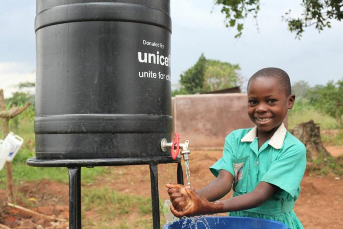 Ilustračný obrázok k článku Týždeň modrého gombíka aj v našom meste: Takto darujete čistú vodu deťom z Ugandy