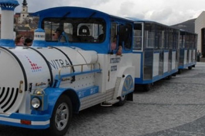 Ilustračný obrázok k článku Atrakcia sa vrátila: Turistický vláčik už brázdi ulice Nitry