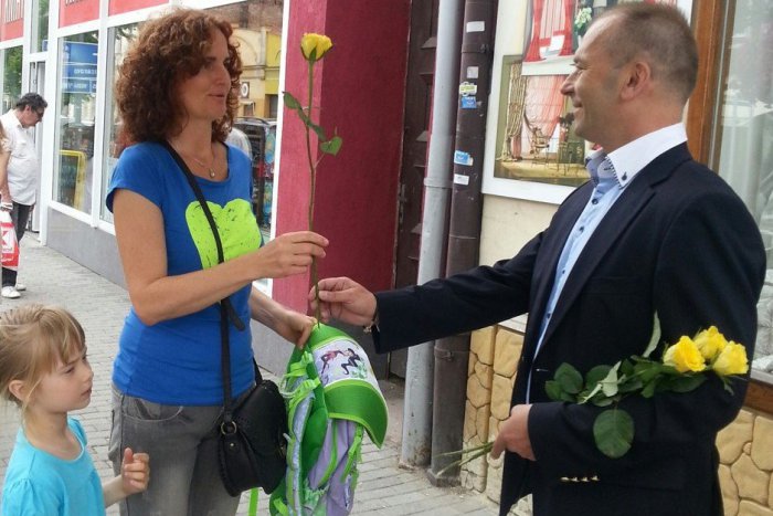 Ilustračný obrázok k článku Neobyklý úkaz v Lučenci: Poslanec Kaník rozdával prekvapeným ženám kvety