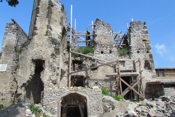 Ilustračný obrázok k článku Turisti sa Vinianskeho hradu báť nemusia: Opatrnosť je však na mieste