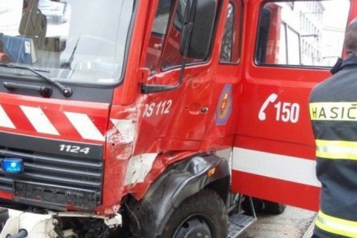 Ilustračný obrázok k článku Dopravná nehoda v Humennom: Zrážka kamióna a hasičov so zapnutým majákom!