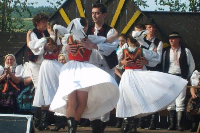Ilustračný obrázok k článku Obec Kapušany buduje prírodný amfiteáter. Ich folklórne slávnosti lákajú aj zahraničných turistov!