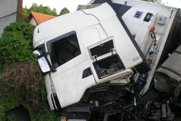 Ilustračný obrázok k článku Kamión v priekope: Vzniknutá škoda je odhadovaná na 15 500 eur!