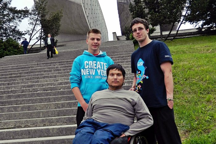 Ilustračný obrázok k článku VIDEO: Hoci má rázštep chrbtice, pokoril výzvu a zdolal 70 schodov Pamätníku SNP