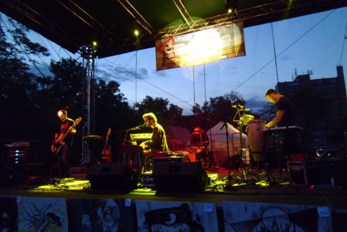 Ilustračný obrázok k článku Prešovské talenty na pódiu aj Husovský s gitarou: DrinkIn fest 2013 v obrazoch