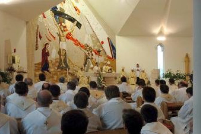 Ilustračný obrázok k článku Vzácna návšteva v obci Stará Halič: Obnovený kostol posvätí taliansky kardinál Piacenza